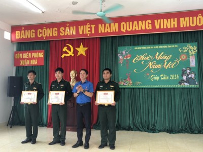 Đồng chí Lương Minh Tùng - Ủy viên BCH Trung ương Đoàn, Bí thư Tỉnh Đoàn trao tặng bằng khen của Ban Chấp hành Tỉnh Đoàn cho các cá nhân.