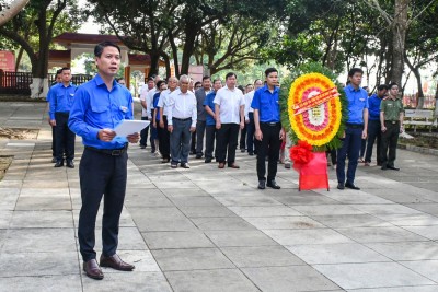 Dâng hương, báo công Chủ tịch Hồ Chí Minh và họp mặt cựu cán bộ Đoàn qua các thời kỳ nhân kỷ niệm 93 năm Ngày thành lập Đoàn TNCS Hồ Chí Minh