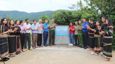 Lãnh đạo Tỉnh đoàn, huyện Sông Hinh cùng đoàn viên thanh niên khánh thành công trình Đưa nước về buôn tại xã Sông Hinh, huyện Sông Hinh.