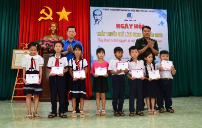 Đồng chí Võ Duy Kha, Phó Bí thư Tỉnh Đoàn trao quà cho các em học sinh có hoàn cảnh khó khăn, đạt thành tích học tập tốt ở xã Xuân Lâm.