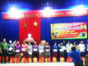 Ban Tổ chức trao quà cho bà con nhân dân xã Hòa Quang Nam.
