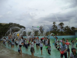 Các chiến sĩ nhí được thỏa thích vui đùa trong nước mát trong Lễ hội té nước