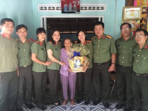 Đoàn Thanh niên và Hội phụ nữ cơ sở Phòng Hậu cần - Kỹ thuật thăm, tặng quà cho các gia đình thương binh, liệt sỹ