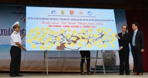 Lãnh đạo tỉnh và Đảng ủy Trường Đại học Xây dựng Miền Trung trao tấm thiệp lớn chúc Tết Bính Thân năm 2016 động viên quân, dân huyện đảo Trường Sa.