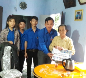 Đoàn trường THPT Trần Suyền thăm, tặng quà cho mẹ Việt Nam Anh hùng tại huyện Phú Hòa