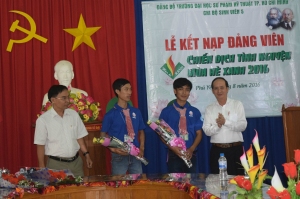 Lãnh đạo tỉnh tặng hoa chúc mừng hai sinh viên được đứng vào hàng ngũ của Đảng Cộng sản Việt Nam