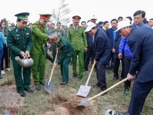 Đồng chí Trương Hòa Bình, Ủy viên Bộ Chính trị, Phó Thủ tướng Thường trực Chính phủ cùng các đại biểu đã tham gia trồng cây phi lao ngay sau lễ phát động