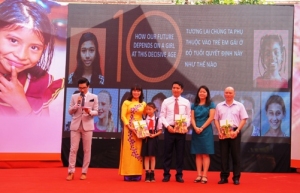 Bà Ritsu Nacken - Quyền trưởng đại diện UNFPA tại Việt Nam trao Báo cáo tình trạng Dân số Thế giới năm 2016.