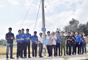 Các liên Chi đoàn bàn giao công trình “Thắp sáng đường quê” cho chính quyền địa phương xã Xuân Thọ 1.