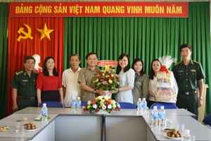 Đồng chí Bùi Thanh Toàn cùng lãnh đạo các sở, ban, ngành tặng hoa chúc mừng Hội LHPN tỉnh.
