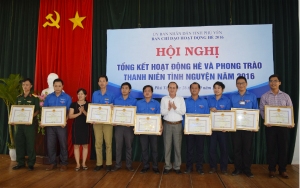 Đ/c Phan Đình Phùng - Phó Chủ tịch UBND tỉnh trao bằng khen cho các tập thể có thành tích xuất sắc trong Hoạt động hè và phong trào Thanh niên tình nguyện tỉnh Phú Yên năm 2016.
