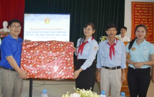 Chị Lê Thị Thanh Bích - Chủ tịch Hội đồng Đội tỉnh Phú Yên (bên phải) trao quà lưu niệm Chủ tịch Hội đồng Đội tỉnh Đắk Nông Bùi Ngọc Sơn tại chương trình giao lưu.