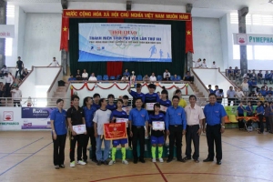 Ban Tổ chức trao cúp vô địch cho đội bóng đá nữ Thành Đoàn Tuy Hòa