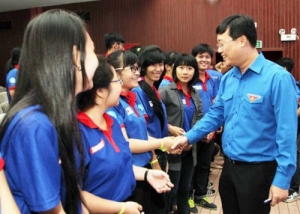 Đồng chí Lê Quốc Phong - Ủy viên dự khuyết BCH Trung ương Đảng, Bí thư thứ nhất BCH Trung ương Đoàn, Chủ nhiệm Ủy ban Quốc gia về Thanh niên Việt Nam gặp gỡ với các bạn đoàn viên thanh niên, sinh viên