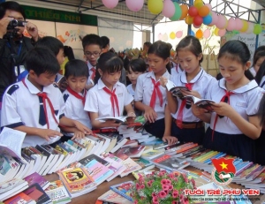 Các em học sinh đọc sách tại Ngày hội đọc sách tỉnh Phú Yên năm 2016 - Ảnh: TUYẾT DIỆU