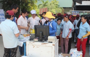 Bán hàng giảm giá cho công nhân lao động có hoàn cảnh khó khăn ở xã Hòa Quang Bắc, huyện Phú Hòa.