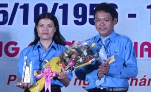 Phó Bí thư Tỉnh Đoàn Phan Xuân Hạnh trao giải thưởng 15 Tháng 10 cho chị Trương Thị Bích Thảo.