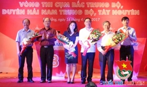 Đ/c Nguyễn Minh Triết - Trưởng Ban Thanh niên trường học Trung ương Đoàn, Phó Chủ tịch thường trực Hội SVVN tặng hoa cho BGK cuộc thi