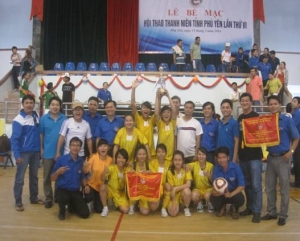 Ban Tổ chức chụp hình lưu niệm cùng các đội tham gia Hội thao