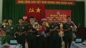 Lãnh đạo BĐBP tỉnh tặng hoa chúc mừng Ban Chấp hành nhiệm kỳ mới.