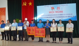 Thường trực Hội đồng Đội và lãnh đạo Sở GD-ĐT Phú Yên trao cờ dẫn đầu và bằng khen cho các cá nhân, tập thể.