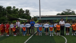Ban Tổ chức trao cờ lưu niệm cho các đội tham gia.