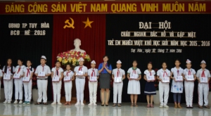 Chị Lê Thị Thanh Bích - Phó Bí thư Tỉnh Đoàn, Chủ tịch Hội đồng Đội tỉnh tuyên dương, khen thưởng các em đội viên tiêu biểu, xuất sắc trong năm học qua.