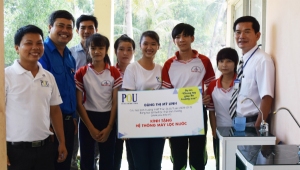 Đại diện nhóm dự án “Chung tay giúp đỡ trường xưa” thuộc Trường Đại học Thái Bình Dương trao tặng máy lọc nước cho Trường THPT Trần Quốc Tuấn