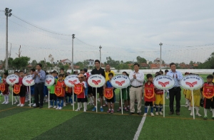 Ban Tổ chức trao cờ lưu niệm cho các đội tham gia.