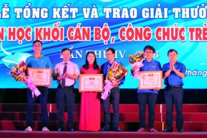 Bí thư BCH Trung ương Đoàn Nguyễn Anh Tuấn (bên phải) tặng bằng khen của BCH Trung ương Đoàn cho 3 đơn vị đạt giải nhất, nhì, ba toàn đoàn