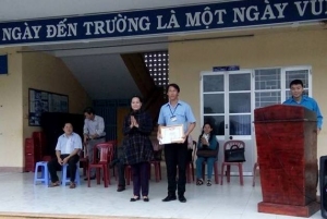 Hội đồng Đội huyện trao Giấy khen và tiền thưởng cho thầy Bùi Xuân Đồng
