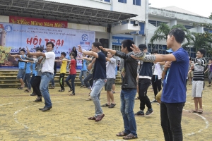 Các trại sinh tham gia đồng diễn nhảy dân vũ tại Hội trại.