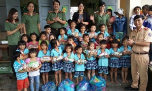 Tặng quà cho các em học sinh trường Mầm non Suối Biểu, xã Sơn Giang, huyện Sông Hinh.
