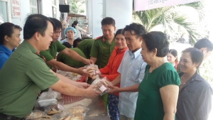 Đoàn viên trao cơm cho bệnh nhân nghèo ở huyện Tuy An.
