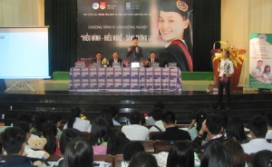 Các học sinh THPT trên địa bàn TP Tuy Hòa nghe ban tư vấn giải đáp những câu hỏi thắc mắc .