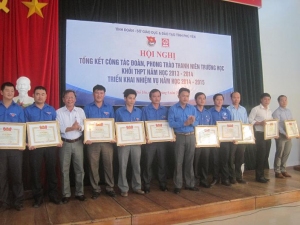Lãnh đạo Tỉnh Đoàn và Lãnh đạo Sở Giáo dục và Đào tạo tỉnh Phú Yên trao bằng khen cho các tập thể xuất sắc