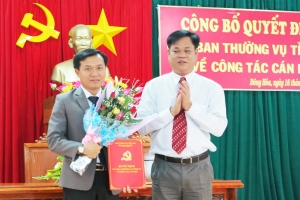 Đồng chí Huỳnh Tấn Việt - Ủy viên BCHTW Đảng, Bí thư Tỉnh ủy chúc mừng và trao quyết định cho đồng chí Bùi Thanh Toàn.