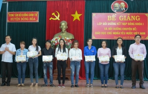 Ban Tổ chức khen thưởng và trao giấy chứng nhận cho các học viên.