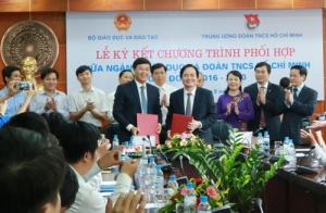 Đồng chí Phùng Xuân Nhạ và đồng chí Lê Quốc Phong ký kết Chương trình phối hợp công tác giữa ngành Giáo dục và Đoàn TNCS Hồ Chí Minh giai đoạn 2016 - 2020