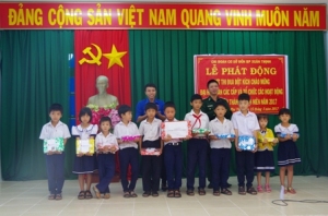 Trao quà cho học sinh có hoàn cảnh khó khăn trên địa bàn xã Xuân Thịnh.