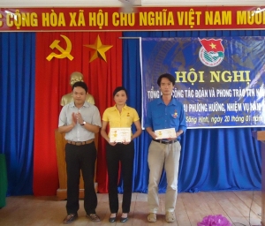 Đ/c Phan Xuân Hạnh - Phó Bí thư Tỉnh Đoàn trao kỷ niệm chương của Trung ương Đoàn cho hai đồng chí có thành tích xuất sắc trong sự nghiệp giáo dục và xây dựng Đoàn.