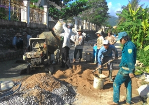 Tuổi trẻ huyện Đồng Xuân hoàn thành 01km đường bê tông nông thôn.