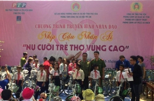 Các đơn vị tặng xe đạp cho các em học sinh