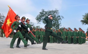 Lực lượng vũ trang Phú Yên tiến bước dưới quân kỳ - Ảnh: XUÂN HIẾU