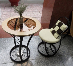 Bộ bàn ghế làm từ xe đạp cũ của Quốc Tuấn.