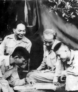 Bác Hồ cùng các đồng chí trong Thường vụ Quân ủy Trung ương bàn kế hoạch mở Chiến dịch Biên Giới - năm 1950 (trong ảnh Đại tướng Nguyễn Chí Thanh là người chỉ tay)