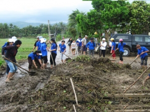 Đoàn viên thanh niên Trường Đại học Phú Yên giúp nhân dân huyện Phú Hòa khắc phục hậu quả lũ lụt năm 2010. - Ảnh: T.HIẾU