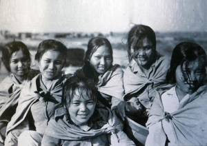 Các nữ TNXP tuổi 20 trên chiến trường đường Trường Sơn. ảnh internet