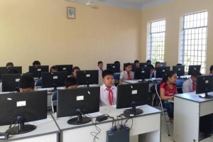 Các thí sinh tham gia Hội thi tin học trẻ huyện Đồng Xuân lần thứ VI năm 2016