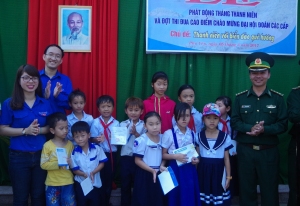 Trao học bổng cho học sinh nghèo vượt khó của thôn Vũng Rô.